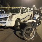 Patrullero de la Policía afectado tras embestir a tres supuestos delincuentes.