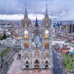 La Basílica del Voto Nacional es uno de los lugares icónicos y más visitados de Quito.