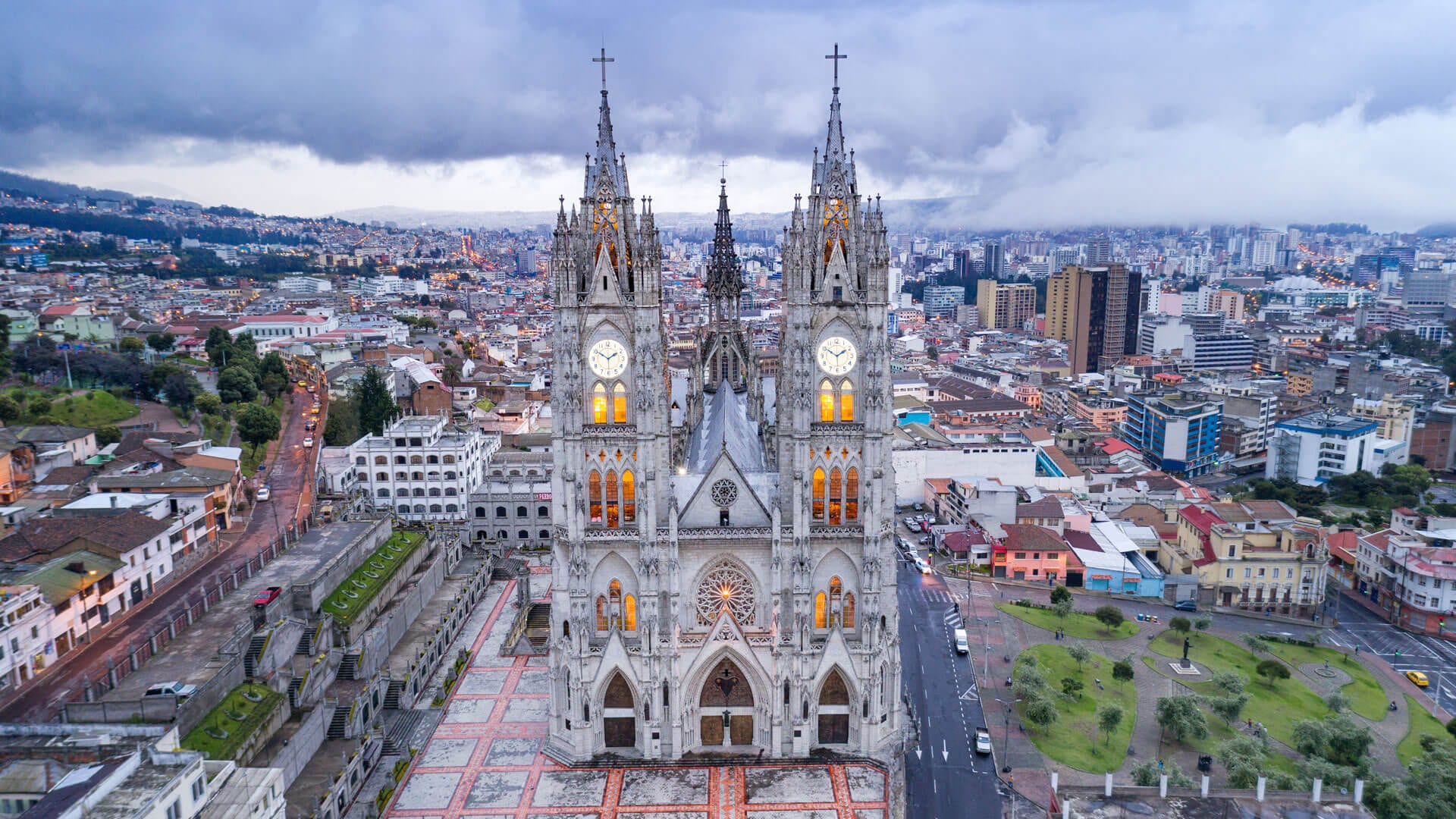 La Basílica del Voto Nacional es uno de los lugares icónicos y más visitados de Quito.