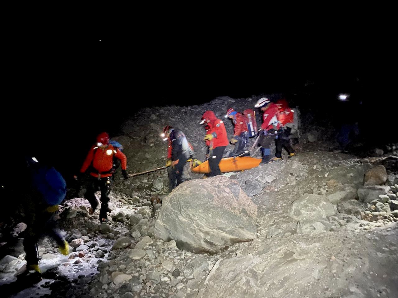 Los cuerpos de tres excursionistas fueron rescatados del volcán Antisana.