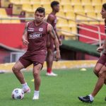 Mario Pineida (izq.) junto a William Rivero se unieron a la pretemporada 2023 de Barcelona en el estadio Monumental.