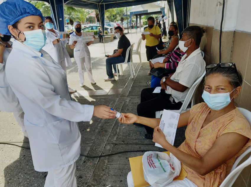 Pacientes en uno de los hospitales de Guayaquil