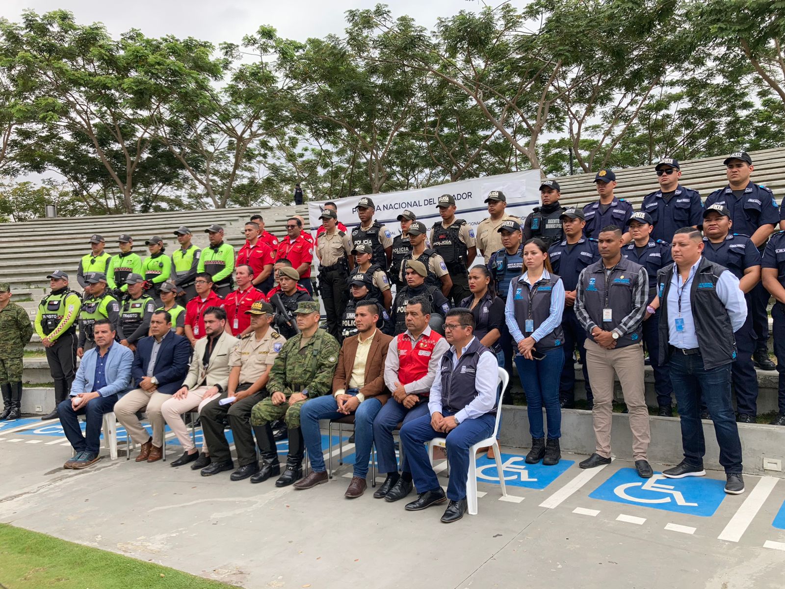 Representantes de varias instituciones participaron del lanzamiento del plan 'Diciembre Seguro' en Portoviejo.