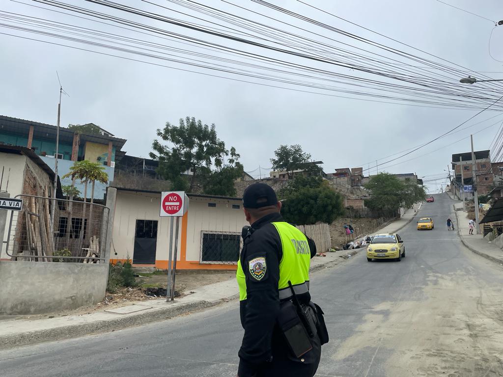 La calle 5 en el tramo que une los barrios Santa Martha y Abdón Calderón, en Manta, es unidireccional.