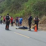 El cadáver quedó en medio de la vía Jipijapa-Puerto Cayo tras recibir al menos tres disparos.