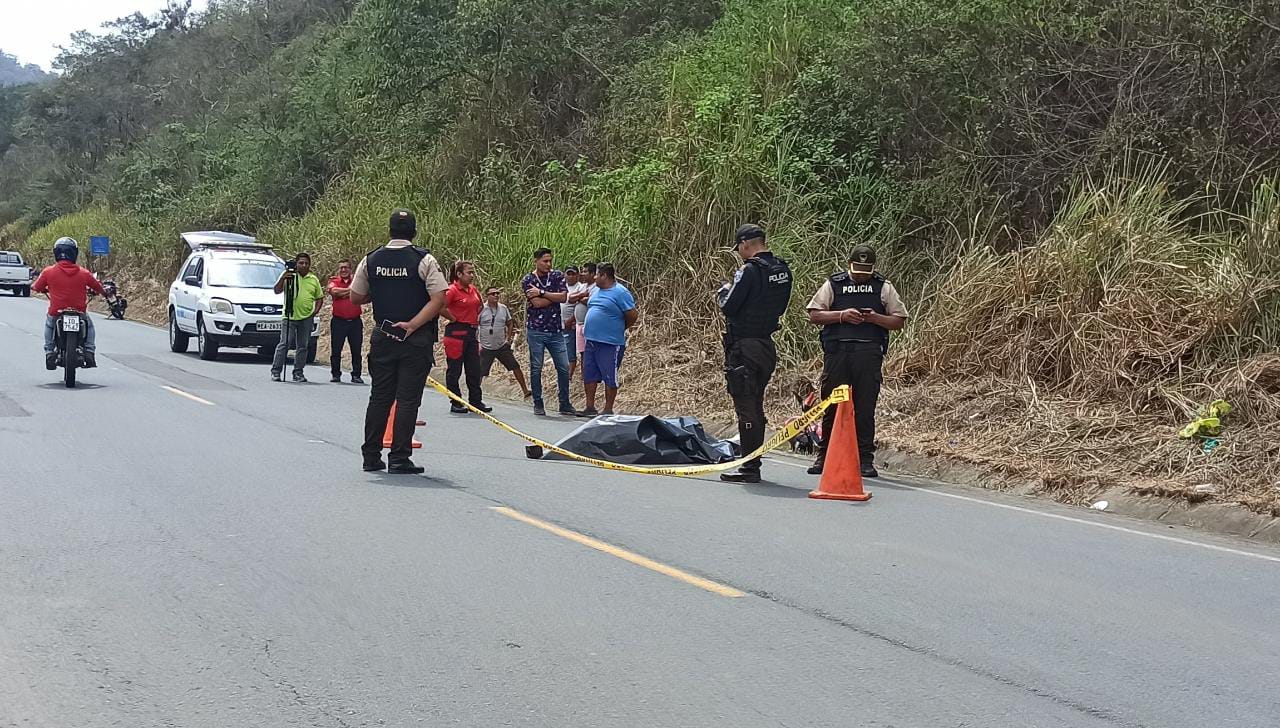 El cadáver quedó en medio de la vía Jipijapa-Puerto Cayo tras recibir al menos tres disparos.
