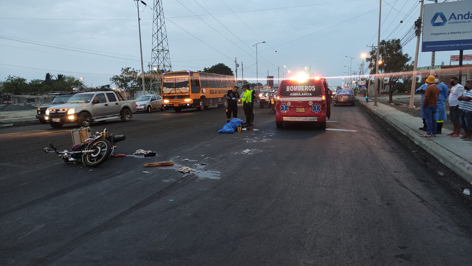 Motociclista falleció en el redondel de El Imperio producto de un accidente de tránsito.