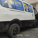 Buseta con publicidad de Javier Pincay sufre atentado en Portoviejo.