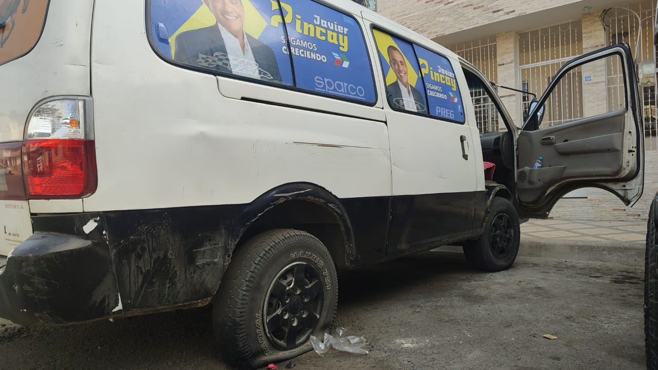 Buseta con publicidad de Javier Pincay sufre atentado en Portoviejo.