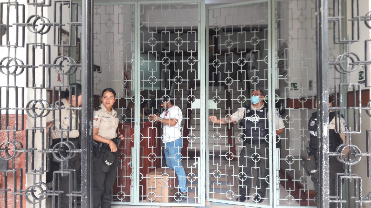 El edificio de la Gobernación de Manabí luce con custodia policial durante una reunión con varios candidatos políticos.