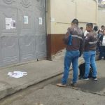 Policías llegan a escuela en Quevedo por amenazas a una maestra.