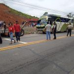 Bus de la cooperativa Santo Domingo que se accidentó en la vía El Carmen-Chone dejando tres muertos.