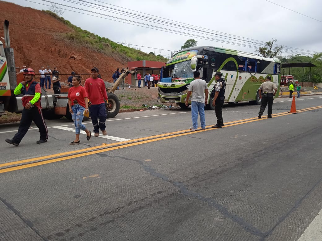 Bus de la cooperativa Santo Domingo que se accidentó en la vía El Carmen-Chone dejando tres muertos.
