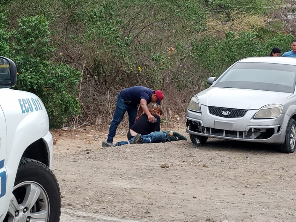 El cadáver de Carlos López quedó al costado de un vehículo tras ser asesinado de varios disparos.