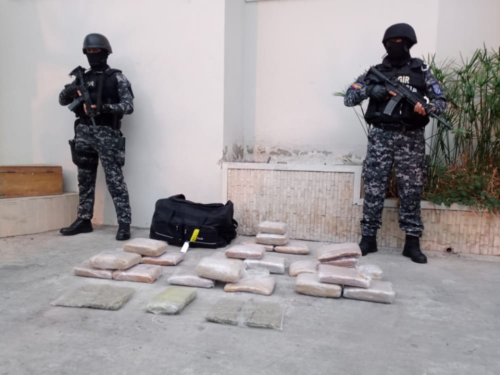 27 kilos de droga fueron encontradas dentro de una urbanización privada en Manta.