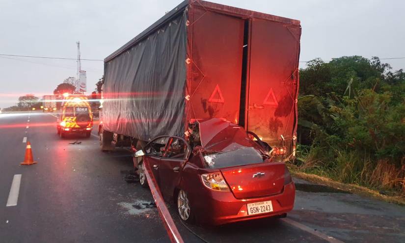 Accidente en el poblado Cerecita en la vía Guayaquil-Salinas.