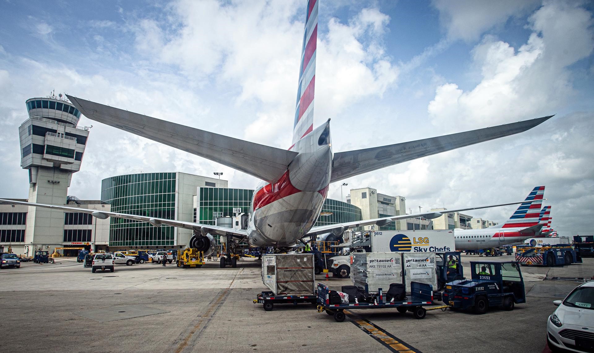 aviones en el Aeropuerto Internacional de Miami, Florida