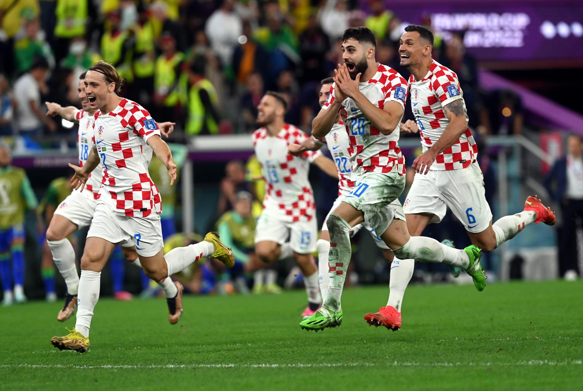 Jugadores de la Selección de Croacia celebrando el pase a semifinales tras derrotar a Brasil en la tanda de penales.