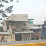 Decenas de personas se aglomeraron en el lugar donde quedó el cadáver de la mujer.