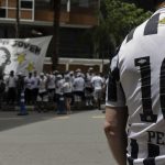 Hinchas piden por la salud de Pelé