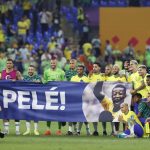 Jugadores de Brasil sostienen una pancarta de apoyo al astro brasileño Pelé