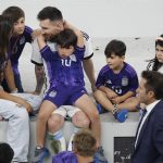 Lionel Messi de Argentina celebra con su esposa Antonela Roccuzzo (i) y sus hijos