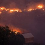 Fotografía de casas afectadas por un incendio hoy, en el cerro Forestal de Viña del Mar (Chile)