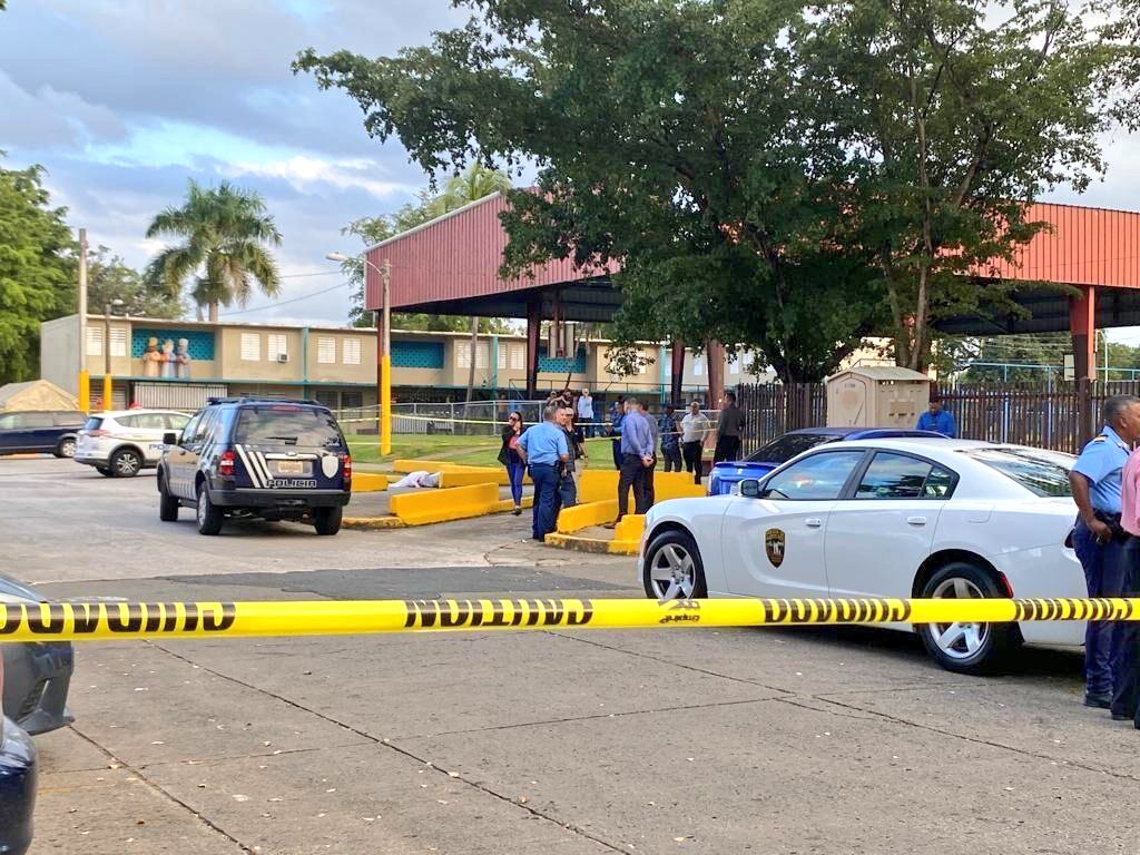 El cuerpo de Lalo Rodríguez quedó en el suelo de un estacionamiento en su natal Puerto Rico.