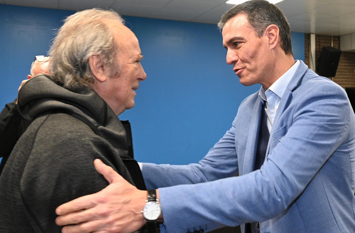 Políticos, periodistas y artistas dan las gracias a Serrat en su despedida