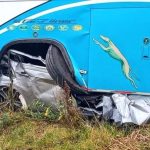 Un auto quedó debajo de un bus de pasajeros luego de impactarse de manera frontal.