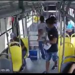 Enfrentó a tres delincuentes armados en un bus Guayaquil