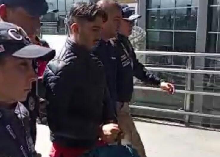 Germán Cáceres en el aeropuerto de Bogotá