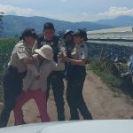 Mujer maltrata a bebé en Ambato