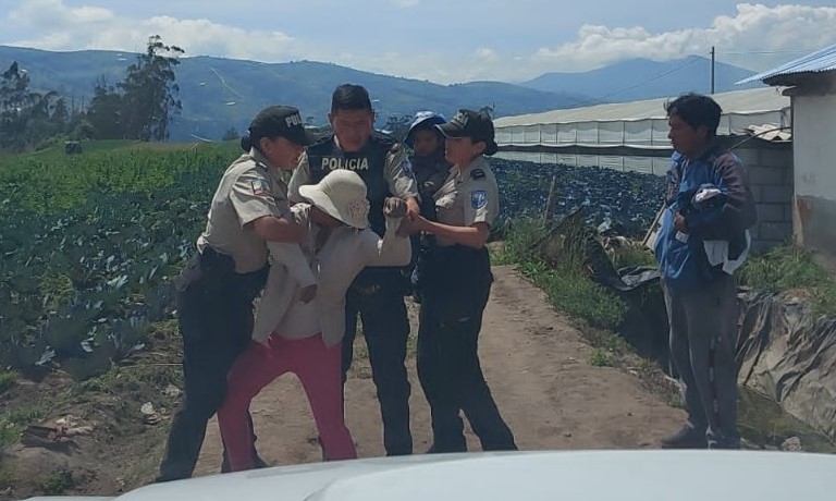 Mujer maltrata a bebé en Ambato