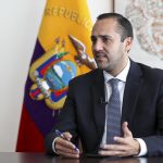 ministro de Relaciones Exteriores de Ecuador, Juan Carlos Holguín industria automotriz