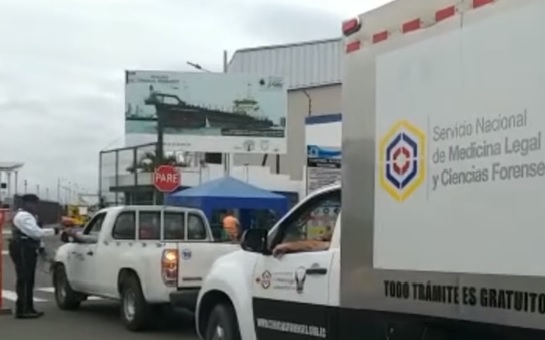 un cuerpo flotando lo traen al puerto de Manta