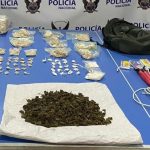 La droga y los explosivos que le fueron incautados a un motociclista en el norte de Quito.