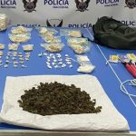 La droga y los explosivos que le fueron incautados a un motociclista en el norte de Quito.