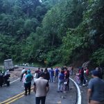 Un derrumbe en el sitio La Crespa imposibilita el paso vehicular entre las provincias de Manabí y Santo Domingo