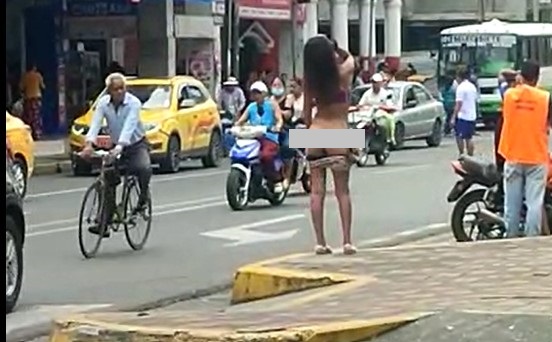 Chica semidesnuda en Quevedo