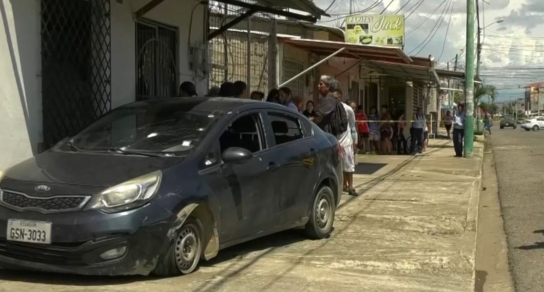 El automóvil en el que se desplazaba el abogado en el momento del ataque de dos sicarios en motocicleta.