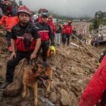 Bomberos de cuatro ciudades del país rescataron el cuerpo de una niña, de tres años, en Alausí.