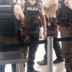 Agentes policiales llegaron al chifa luego que tres ladrones asaltaran a los clientes