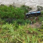 Una fallecida y diez heridos luego que bus cayera por un barranco