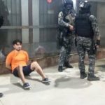 En la imagen publicada por el presidente Guillermo Lasso se ve a Germán Cáceres sentado en el piso y custodiado por agentes penitenciarios y de la Policía.