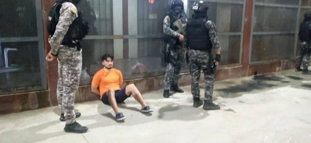 En la imagen publicada por el presidente Guillermo Lasso se ve a Germán Cáceres sentado en el piso y custodiado por agentes penitenciarios y de la Policía.
