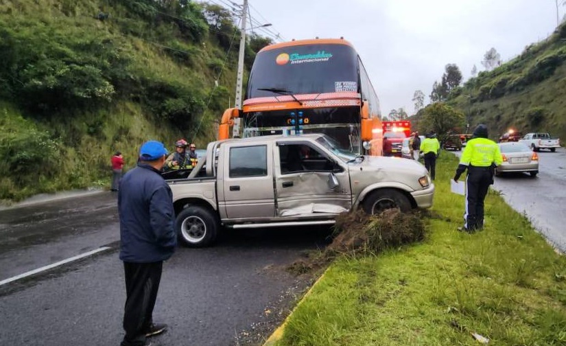 Un bus de pasajeros y cinco vehículos livianos colisionaron en la avenida Simón Bolívar.