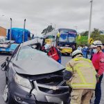 Una cámara de seguridad grabó el momento exacto del choque entre un bus y un auto.