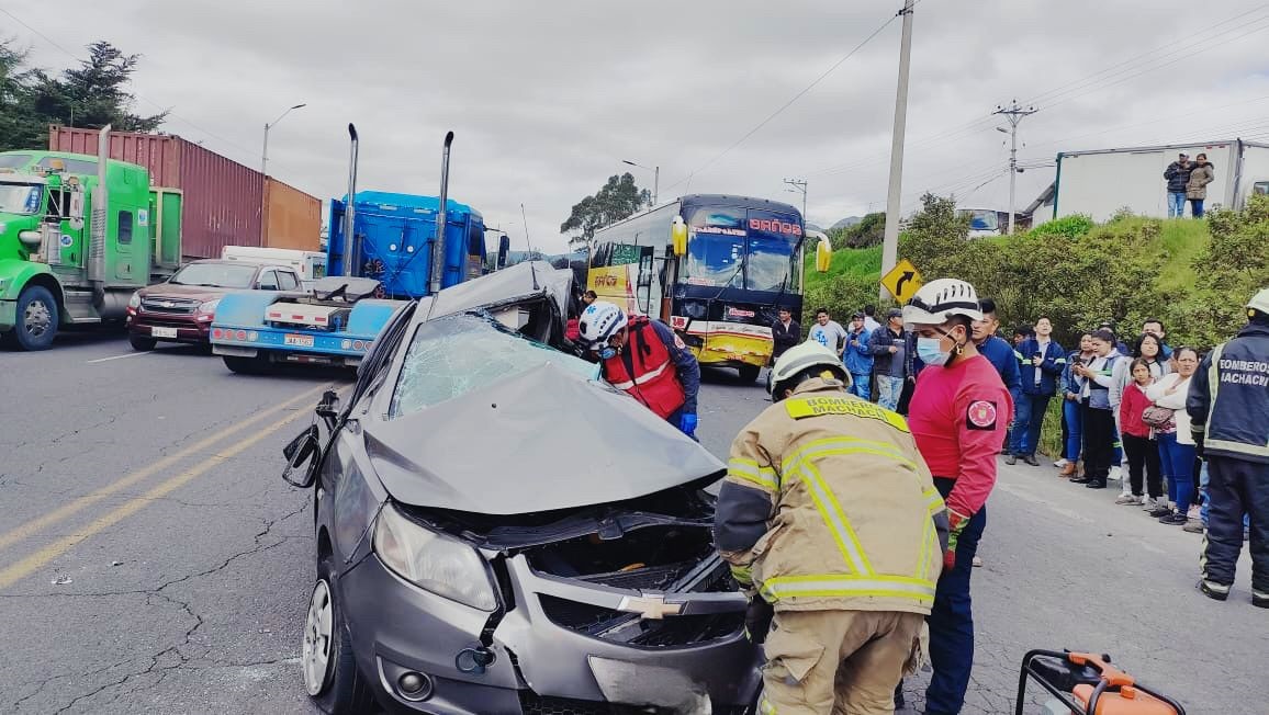 Una cámara de seguridad grabó el momento exacto del choque entre un bus y un auto.