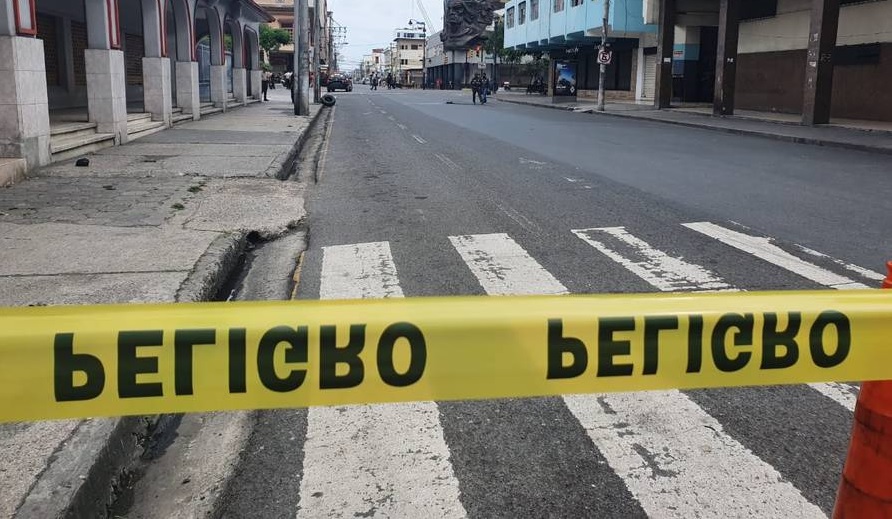 En los exteriores de una panaderia ubicada en el norte de Guayaquil hizo explosión un artefacto. (Foto referencial)